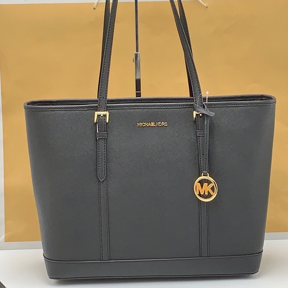 MICHAEL KORS
Jet Set Travel Large Top Zip Shoulder Tote Saffiano Leather
Black - Picture 2 of 16